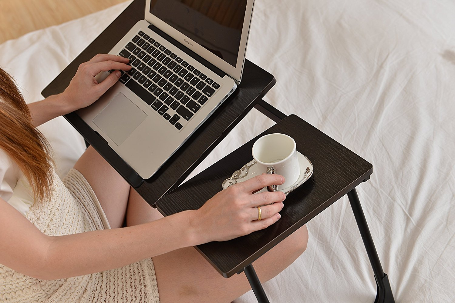 Ноутбук для работы. Ноутбук на кровати. Столик для ноутбука. Ноут в постели. Столик для ноутбука с человеком.