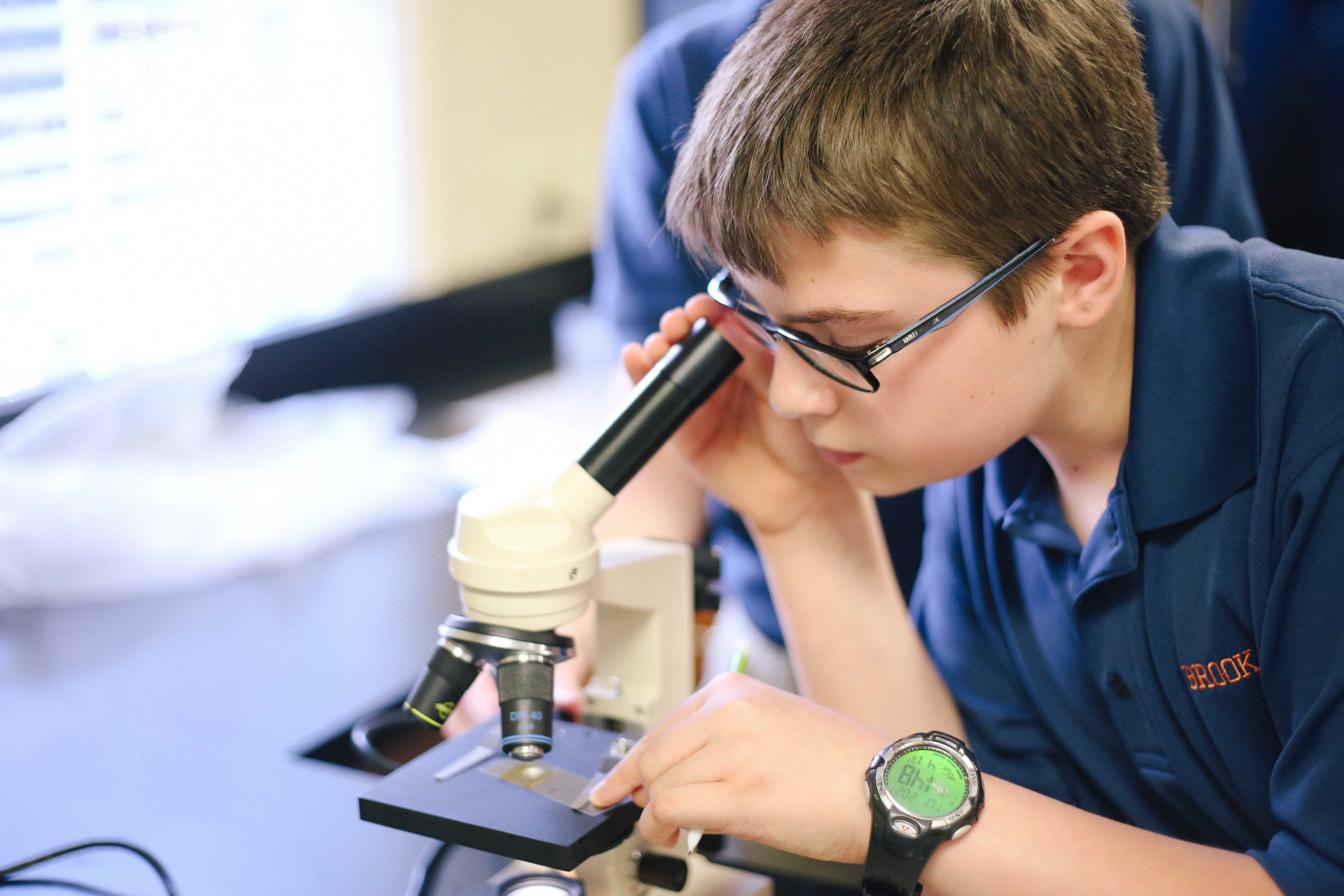 Урок биологии про. Микроскоп для школьника. Цифровой микроскоп в начальной школе. Наблюдение в микроскоп. Ученик с микроскопом.