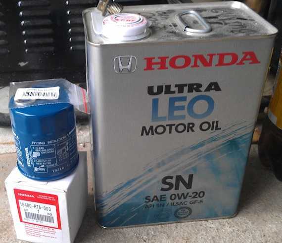 Какое масло залить в двигатель хонда фрид. Honda CR-V 2.0 мотор масла. Моторное масло Honda CR-V 2013. Масло моторное для Хонда СРВ 2.0. Моторная масло Хонда Цивик 2001.