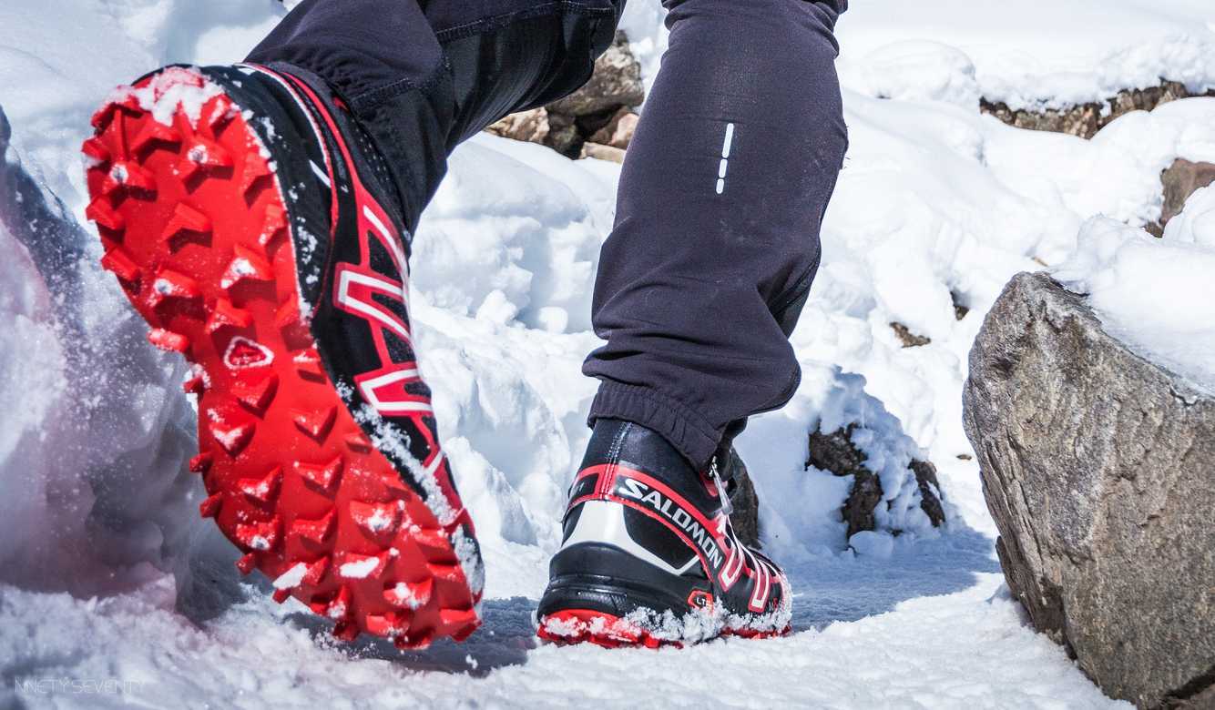 Кроссовки на снегу